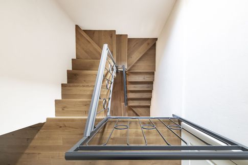 Corridoio in stile contemporaneo di 5 di Giulia Dagheti Architetto