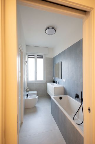 Bagno in stile moderno di 6 di Enzo Razzano Architettura