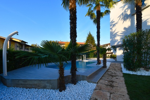 Piscina in stile moderno di 300 di Enzo Razzano Architettura