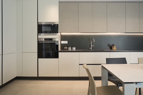 Open Space in stile contemporaneo di 50 di Alessio Vittori | Creative Design Studio