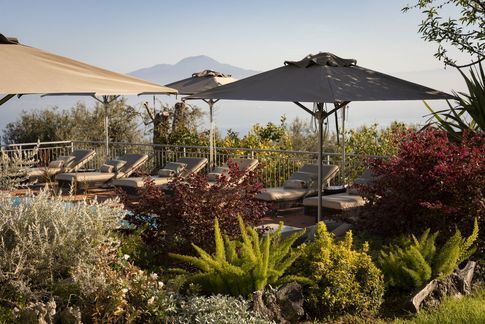 Piscina in stile mediterraneo di 60 di Coluccio architetti