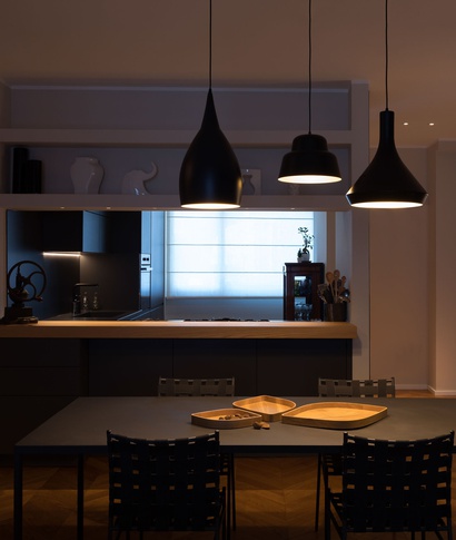 Open Space in stile contemporaneo di 40 di Valentina Garraffa architetto light designer