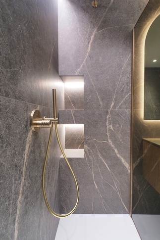 Bagno in stile moderno di 10 di Desearq studio - architettura e interior design
