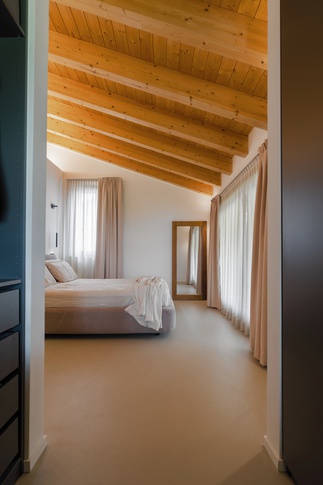 Camera da Letto in stile soft industrial di 19 di Simona Fogalesi interior designer