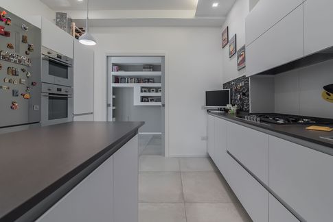 Cucina in stile contemporaneo di 12 di Rossella Fiorillo architetto