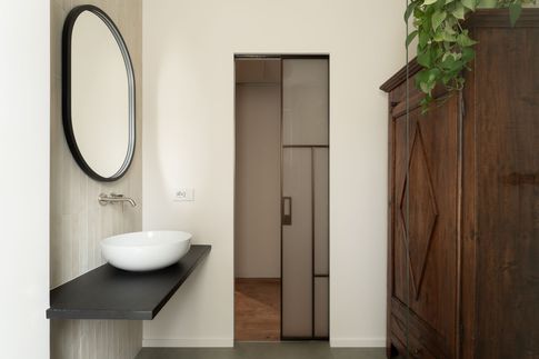 Bagno in stile contemporaneo di 5 di Gambino Flamini | architetti Bagno in stile contemporaneo di 5 di Gambino Flamini | architetti