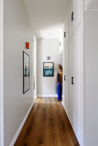 Corridoio in stile eclettico di 15 di Tania Mariani Interiors