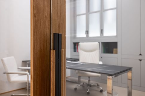 Studio in stile contemporaneo di 130 di Archifacturing - Sara Cimarelli & Giorgio Opolka architetti