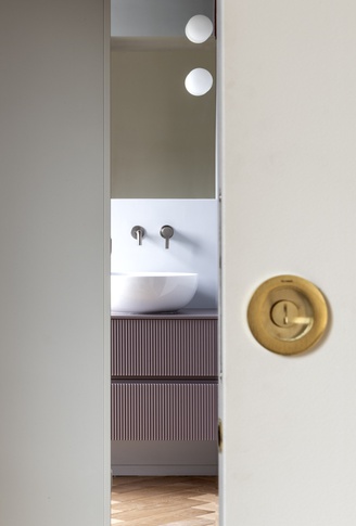 Bagno in stile contemporaneo di 4 di TGA_Studio