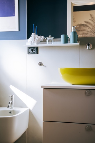 Bagno in stile contemporaneo di 4 di Micro Interior Design