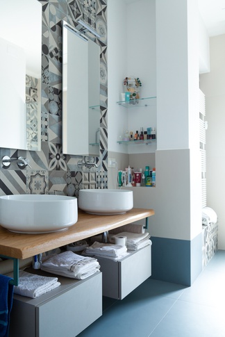 Bagno in stile contemporaneo di 9 di Valentina Solera Architetto