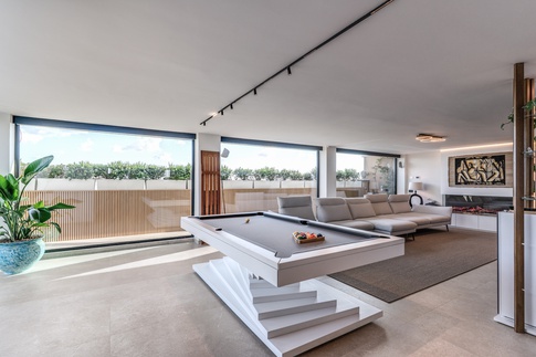 Open Space in stile moderno di 120 di MOB Architects