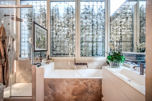 Bagno in stile contemporaneo di 8 di MOB Architects