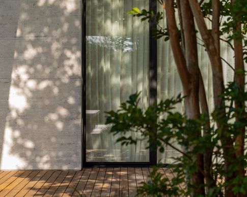 Portico in stile minimal di 25 di Didonè Comacchio Architects