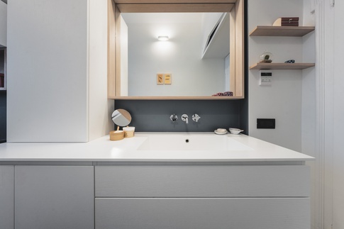 Bagno in stile contemporaneo di 5 di Annalisa Carli Architetto