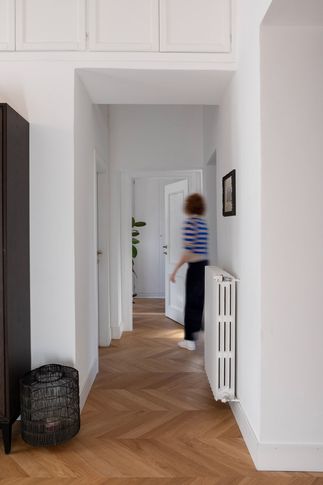 Corridoio in stile contemporaneo di 3 di ZPSTUDIO