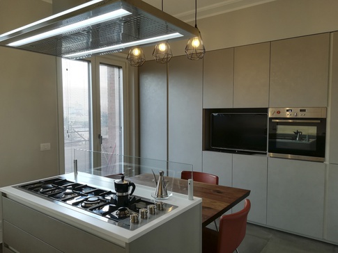 Cucina in stile contemporaneo di 16 di A+A Architects