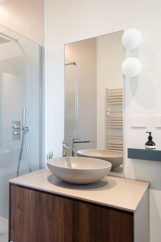 Bagno in stile contemporaneo di 7 di Doppionodo Interior