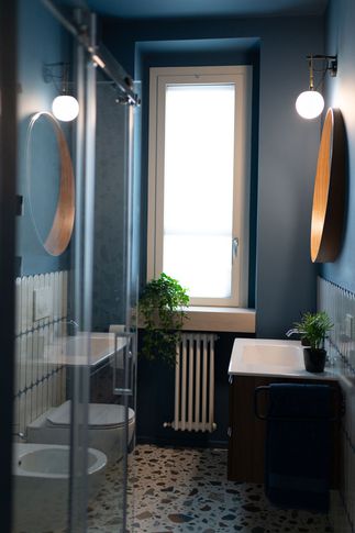 Bagno in stile contemporaneo di 5 di Studio Carlone