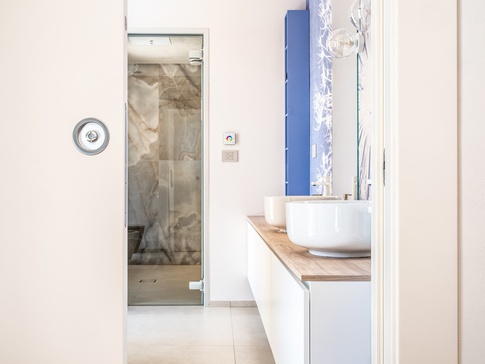 Bagno in stile moderno di 12 di Studio di Architettura Barbara Vucusa Architetto