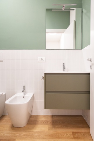 Bagno in stile contemporaneo di 5 di Serena Trentarossi Architetto