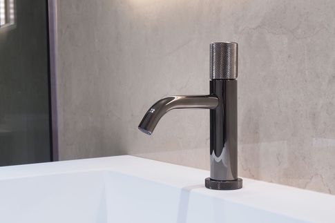 Bagno in stile contemporaneo di 7 di Desearq studio - architettura e interior design