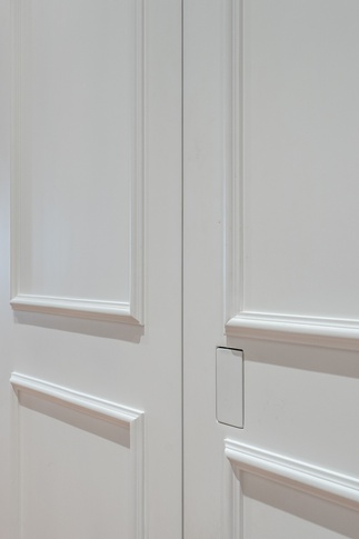 Corridoio in stile contemporaneo di 15 di MOB Architects