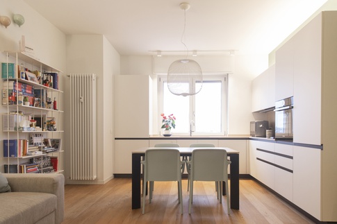 Open Space in stile contemporaneo di 25 di Serena Trentarossi Architetto