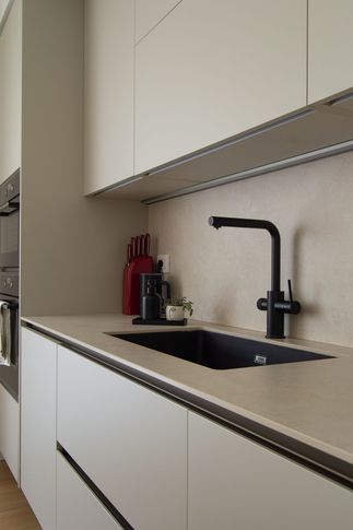 Open Space in stile moderno di 44 di Silvia Aquilani . Design studio