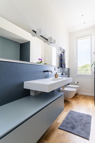 Bagno in stile mediterraneo di 5 di Lorenzo Rossi Architetto Bagno in stile mediterraneo di 5 di Lorenzo Rossi Architetto