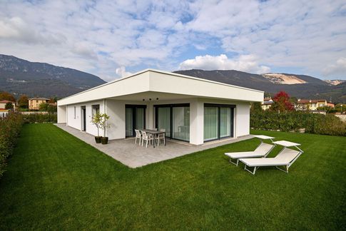 Giardino in stile contemporaneo di 329 di DQA Studio di architettura