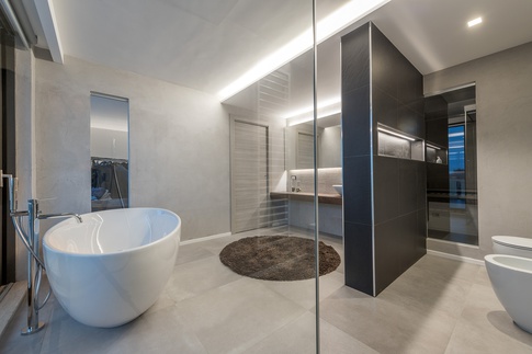Bagno in stile moderno di 15 di SCA Studio