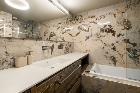 Bagno in stile moderno di 6 di Design Alpino