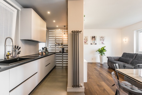Soggiorno in stile moderno di 40 di Equus Architects