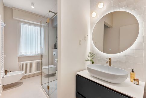 Bagno in stile minimal di 6 di Sofia Carta Studio