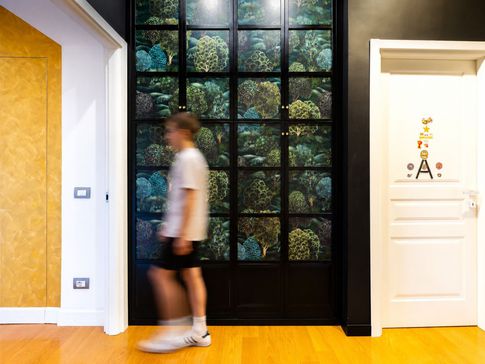 Ingresso in stile contemporaneo di 10 di Equus Architects