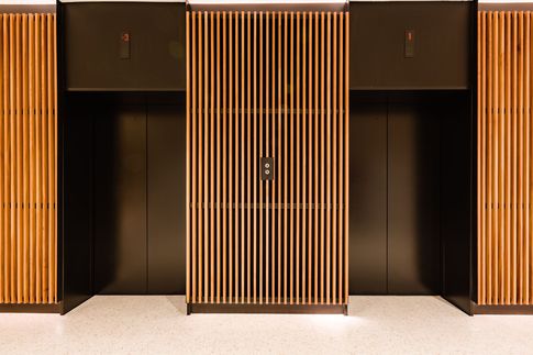 Corridoio in stile contemporaneo di 190 di Frame Farm - Architecture & Design