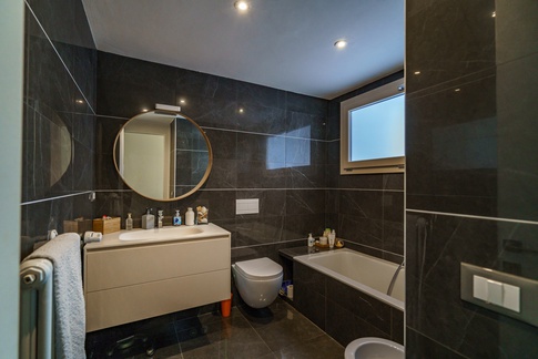 Bagno in stile moderno di 5 di Lorenzo Rossi Architetto