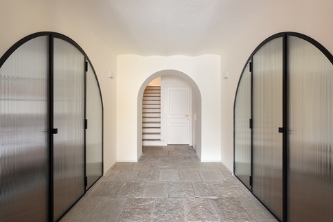 Corridoio in stile moderno di 17 di NOMADE ARCHITETTURA