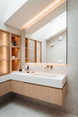Bagno in stile japandi di 5 di Alexandra Designer