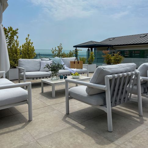 Terrazza in stile contemporaneo di 40 di Cariolato Arredamenti