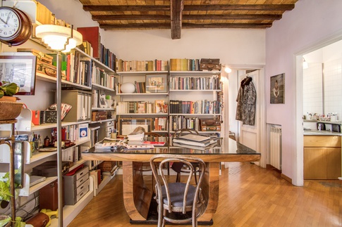 Soggiorno in stile coloniale di 35 di MOB Architects