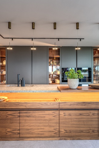 Cucina in stile moderno di 25 di MOB Architects