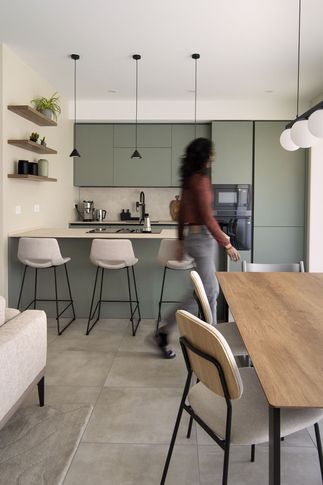 Open Space in stile moderno di 38 di Silvia Aquilani . Design studio