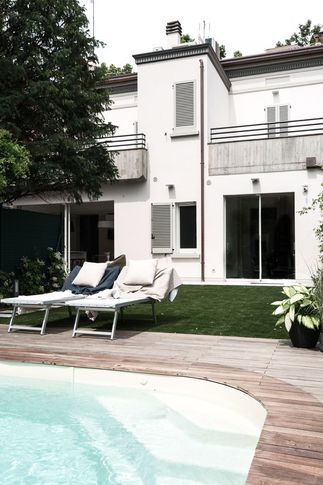 Piscina in stile moderno di 200 di VIU' STUDIO DI ARCHITETTURA