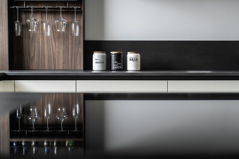 Open Space in stile moderno di 40 di VALENTINA AUTIERO    architecture │ interiors │ design projects