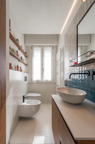 Bagno in stile contemporaneo di 5 di COBE architetti
