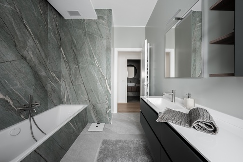 Bagno in stile moderno di 7 di Annalisa Carli Architetto