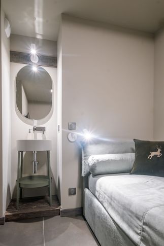 Camera da Letto in stile moderno di 8 di Design Alpino