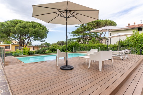 Piscina in stile contemporaneo di 35 di Lorenzo Rossi Architetto Piscina in stile contemporaneo di 35 di Lorenzo Rossi Architetto